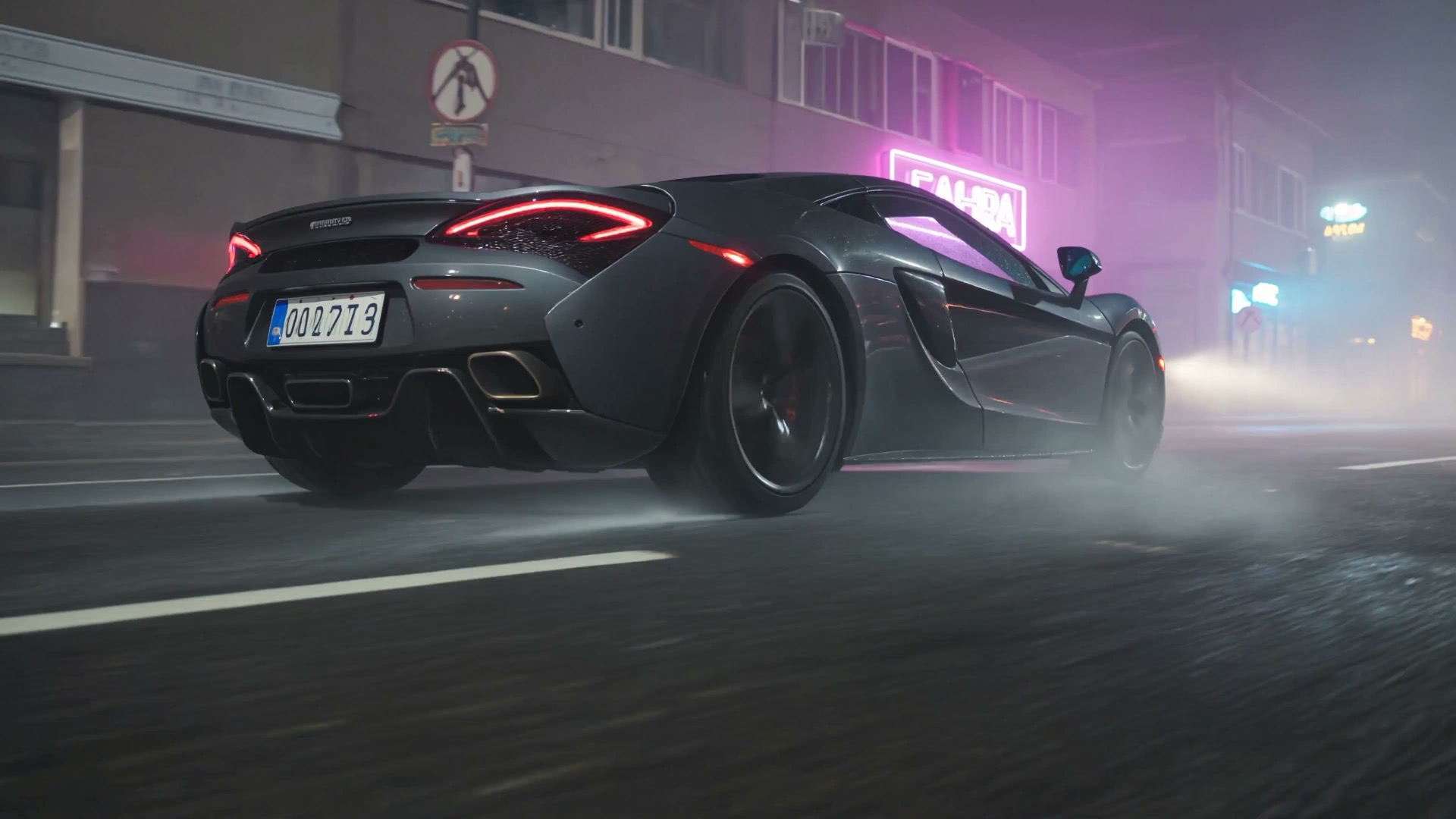 Neon şehirde yağmurda drift — 4K sinematik